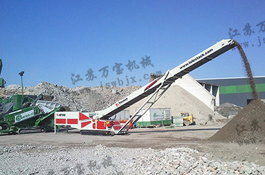 裝載機進(jìn)料 履帶移動 臂架折疊